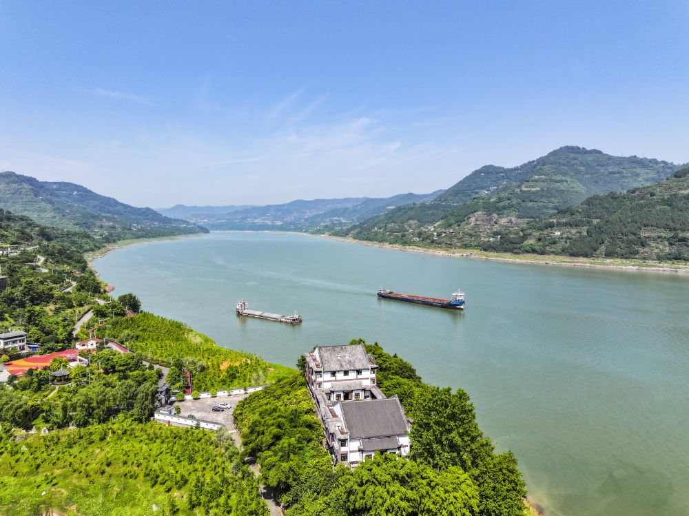 長(zhǎng)江重慶萬(wàn)州段景象（2024年5月15日攝，無(wú)人機(jī)照片）。新華社記者 王全超 攝