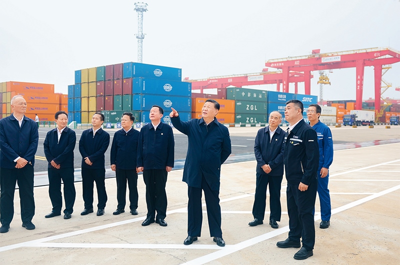 2024年5月22日至24日，中共中央總書記、國(guó)家主席、中央軍委主席習(xí)近平在山東考察。這是22日下午，習(xí)近平在日照港察看全自動(dòng)化集裝箱碼頭作業(yè)場(chǎng)景。 新華社記者 鞠鵬/攝