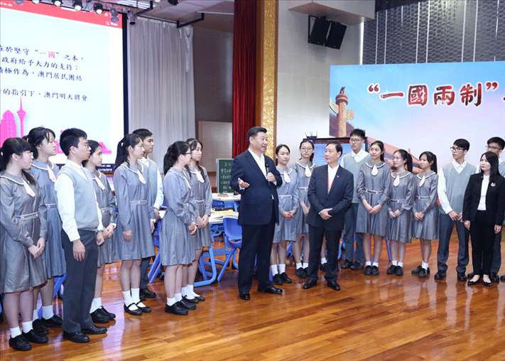 2019年12月19日，習(xí)近平總書記來(lái)到澳門濠江中學(xué)附屬英才學(xué)校，和師生親切交流。