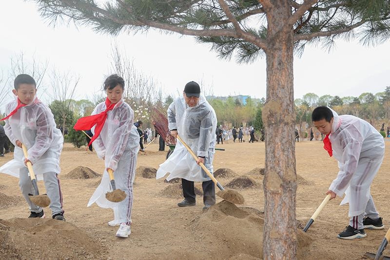 2023年4月4日，習(xí)近平總書記來(lái)到北京市朝陽(yáng)區(qū)東壩中心公園參加首都義務(wù)植樹活動(dòng)。這是總書記同孩子們一起植樹。