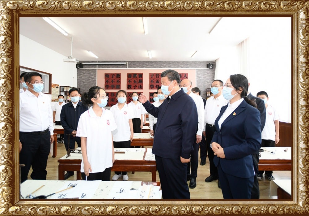 2021年9月13日至14日，習(xí)近平總書記在陜西省榆林市考察。14日上午，習(xí)近平在綏德實(shí)驗(yàn)中學(xué)考察時(shí)，同正在練習(xí)書法的學(xué)生親切交流。