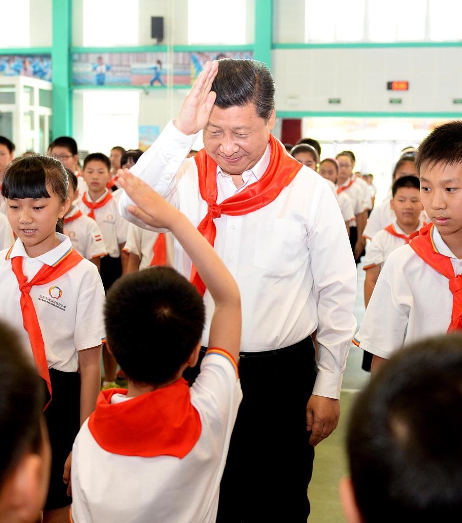 2014年5月30日，習(xí)近平總書記來到北京市海淀區(qū)民族小學(xué)，參加慶?！傲弧眹?guó)際兒童節(jié)活動(dòng)。新華社記者 李濤 攝