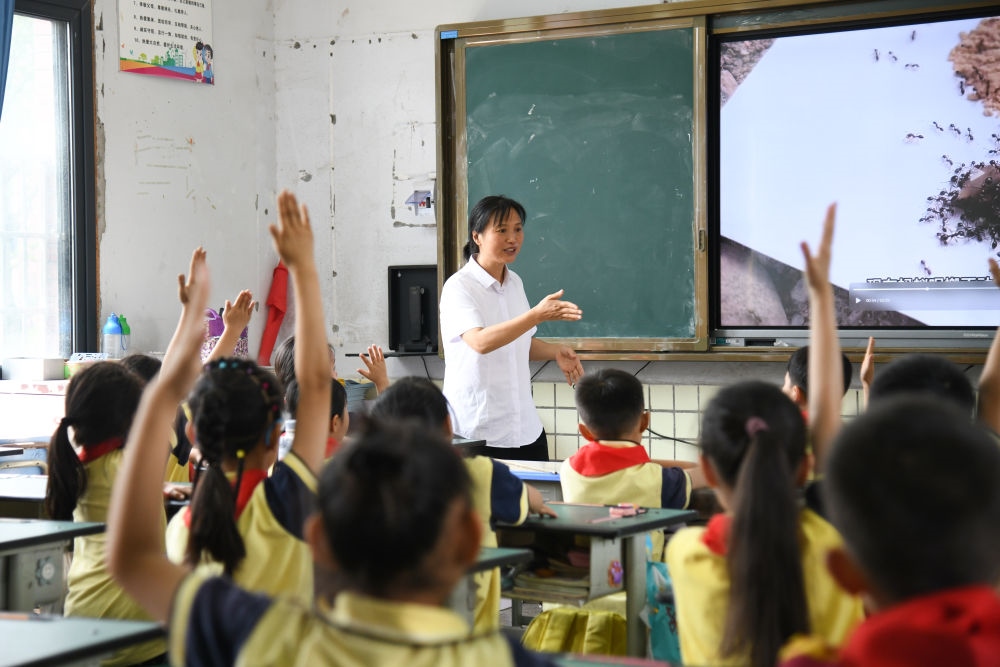 5月31日，學(xué)生在科學(xué)課上與老師互動。