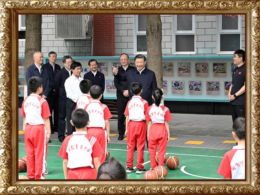 2023年5月31日上午，習(xí)近平總書記來到北京育英學(xué)?？赐繂枎熒诨@球場(chǎng)同正在上體育課的小學(xué)生們親切交流。習(xí)近平親切地說：“現(xiàn)在生活條件好了，孩子們不是要吃得胖胖的，而是要長得壯壯的、練得棒棒的。”
