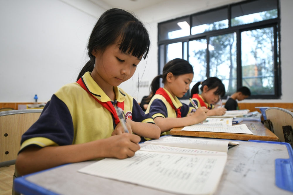 5月30日，學(xué)生在之江小學(xué)“留守兒童之家”寫作業(yè)。