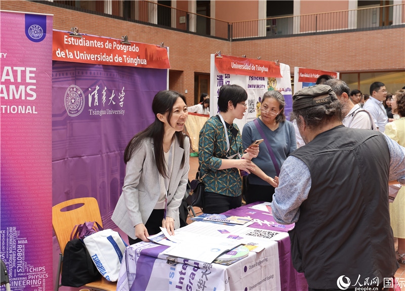 旅西華人華僑在展臺前咨詢。人民網(wǎng)記者 顏歡攝