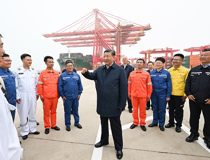 △2024年5月22日，習(xí)近平總書記在山東省日照港親切慰問港口科技工作者、運(yùn)營(yíng)人員、航運(yùn)人員。