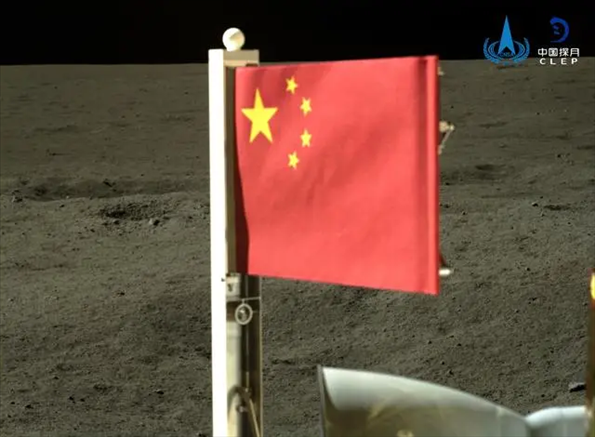 五星紅旗在落于月背的嫦娥六號(hào)探測(cè)器上展開。