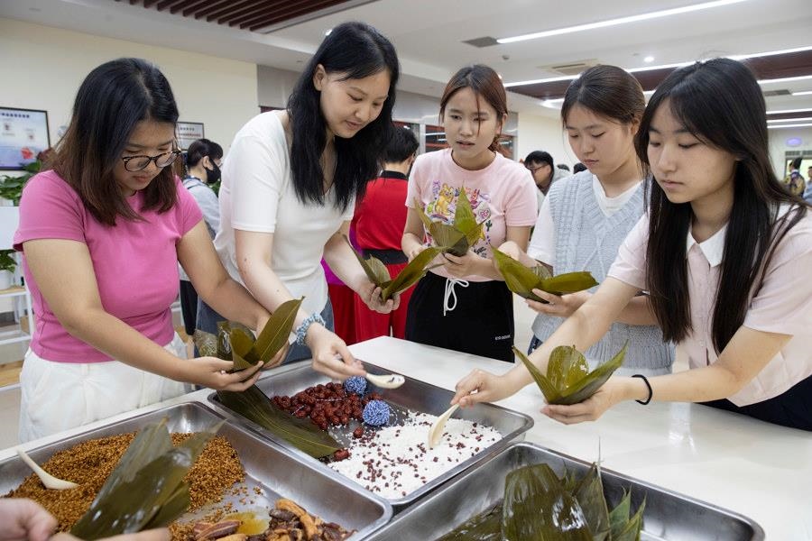 2024年6月1日，海峽兩岸青年學(xué)生在華東師范大學(xué)包粽子、做香囊，體驗(yàn)傳統(tǒng)文化。