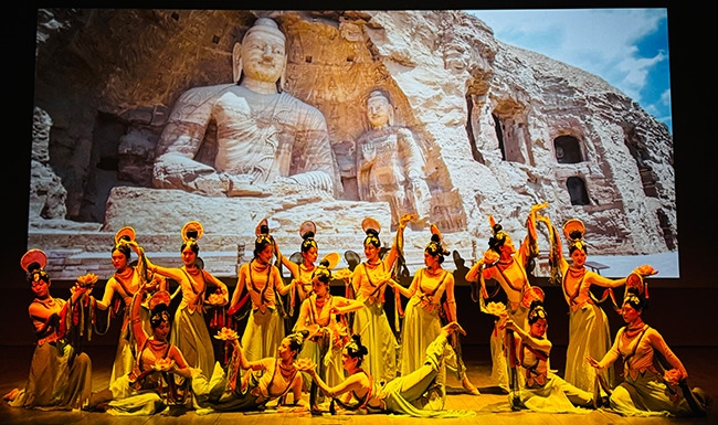 展演現(xiàn)場(chǎng)，同學(xué)們?cè)诒硌莨?jié)目《云岡飛天印象》。校方供圖