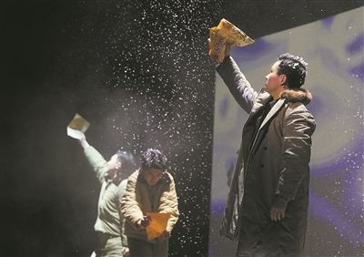 圖為清華大學(xué)原創(chuàng)話劇《馬蘭花開》的演出現(xiàn)場。新華社記者 王申攝