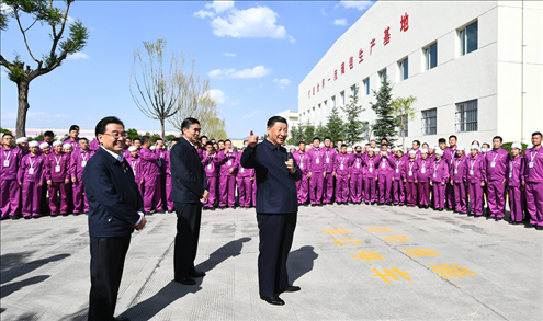 2021年6月7日至9日，習(xí)近平總書記在青?？疾臁＿@是7日下午，習(xí)近平總書記在青海圣源地毯集團(tuán)有限公司考察時(shí)，同企業(yè)員工親切交流。新華社記者 謝環(huán)馳 攝