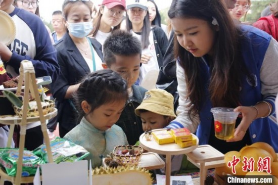 6月23日，越南留學(xué)生在國際文化節(jié)現(xiàn)場為小朋友制作美食。