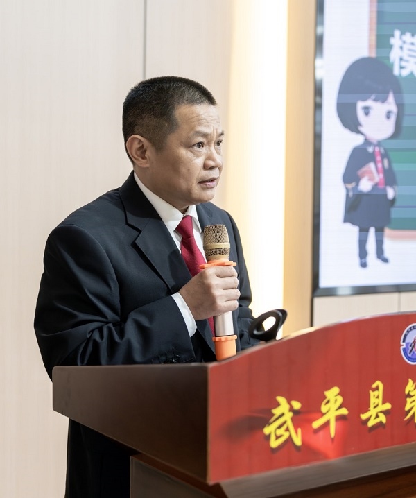 圖④：武平法院刑庭庭長(zhǎng)候良石在模擬法庭后為學(xué)生上普法課。