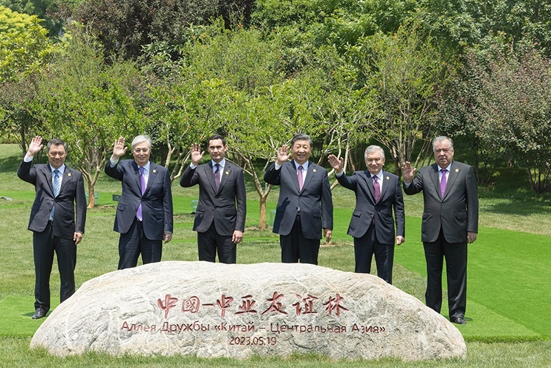 2023年5月19日，首屆中國(guó)—中亞峰會(huì)結(jié)束后，習(xí)近平主席和中亞五國(guó)元首共同種下6棵石榴樹，象征中國(guó)同中亞緊密團(tuán)結(jié)合作。新華社記者 劉彬 攝