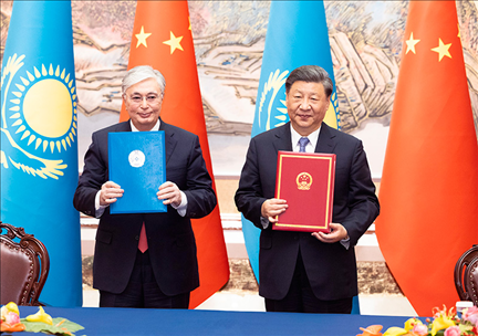 2023年5月17日下午，國家主席習近平在西安同來華出席中國—中亞峰會并進行國事訪問的哈薩克斯坦總統托卡耶夫會談。會談后，兩國元首簽署了《中華人民共和國和哈薩克斯坦共和國聯合聲明》，共同見證簽署經貿、能源、交通、農業(yè)、互聯互通、人文、地方等領域多項雙邊合作文件。新華社記者 黃敬文 攝