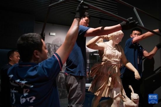 7月2日，工作人員將開箱后的古希臘文物放置在展臺上。新華社記者 張端 攝