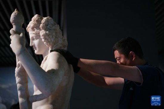 7月2日，工作人員將開箱后的古希臘文物放置在展臺上。新華社記者 張端 攝