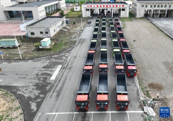 7月2日，車輛在巴克圖口岸辦理通關(guān)手續(xù)（無人機(jī)照片）。新華社發(fā)（馬丁 攝）