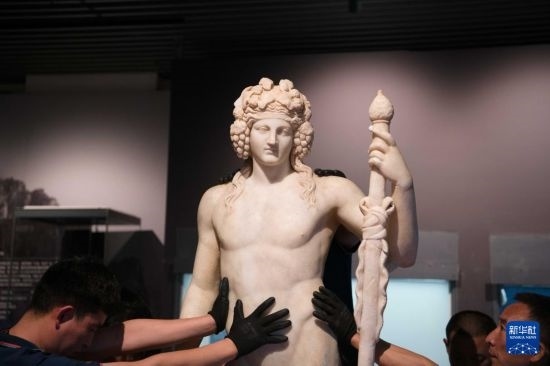 7月2日，工作人員將開箱后的古希臘文物放置在展臺上。新華社記者 張端 攝