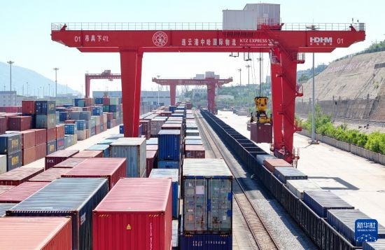 6月30日，在中哈連云港物流合作基地，大型機(jī)械在吊裝集裝箱（無人機(jī)照片）。新華社發(fā)（王健民 攝）