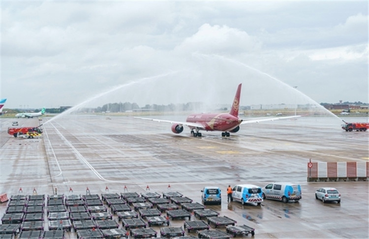 圖為布魯塞爾-上海返程航班出發(fā)前，布魯塞爾機(jī)場方面為返程航班舉行水門儀式。吉祥航空供圖