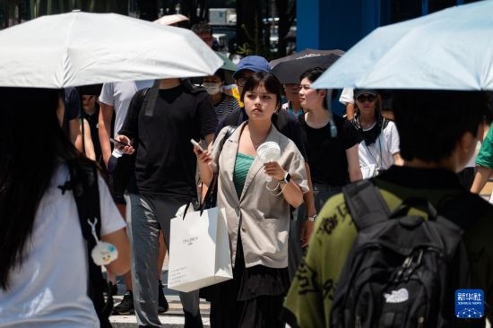 7月4日，人們?cè)谌毡緰|京原宿的街道上行走。新華社記者 張笑宇 攝