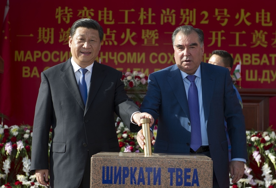 2014年9月13日，國(guó)家主席習(xí)近平和塔吉克斯坦總統(tǒng)拉赫蒙在杜尚別共同出席中塔兩國(guó)重大合作項(xiàng)目——杜尚別2號(hào)熱電廠一期工程竣工儀式、二期工程開工儀式。這是習(xí)近平和拉赫蒙一同將裝有兩國(guó)元首簽名二期工程奠基紀(jì)念頁的金色金屬管放入水泥墩中。新華社記者 黃敬文 攝