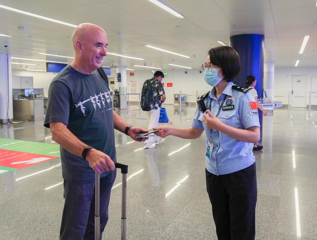  7月2日，南寧邊檢站移民管理警察引導(dǎo)外籍旅客有序通關(guān)。（南寧邊檢站供圖）