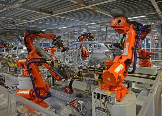 在華晨寶馬沈陽鐵西工廠車身車間，機器臂在焊接車身（2022年2月16日攝）。新華社記者 楊青 攝