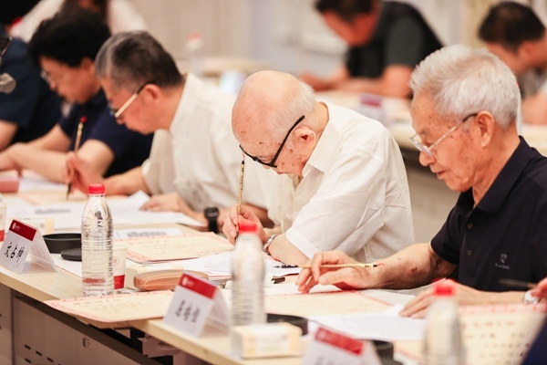 陜西師范大學(xué)毛筆手寫(xiě)錄取通知書(shū)現(xiàn)場(chǎng)。校方供圖