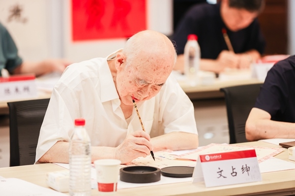 陜西師范大學(xué)毛筆手寫(xiě)錄取通知書(shū)現(xiàn)場(chǎng)。校方供圖