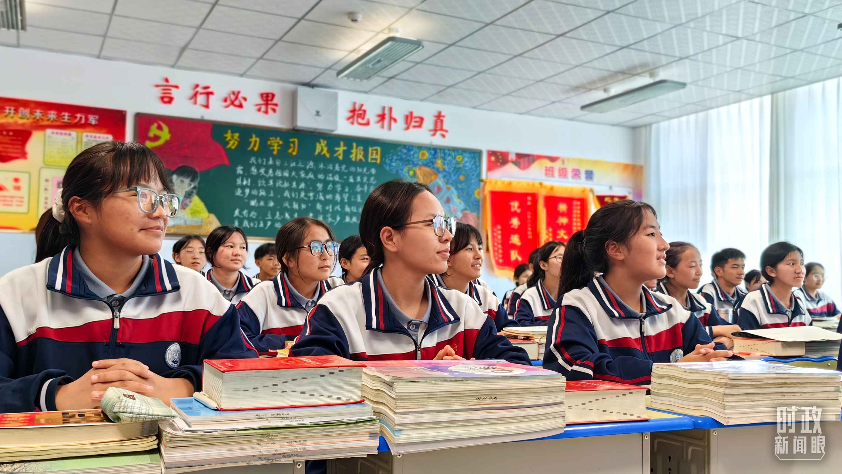 △果洛西寧民族中學(xué)高一（1）班的“新時(shí)代、新家鄉(xiāng)”主題思政課。（總臺央視記者段德文拍攝）