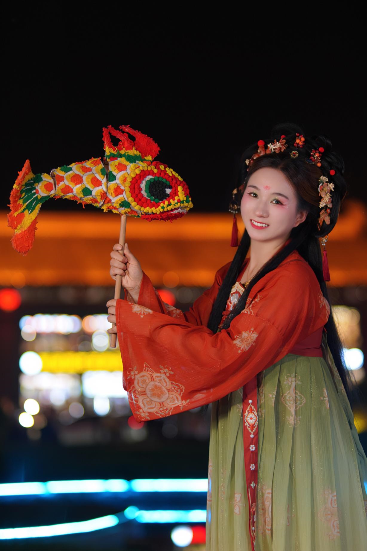 游客身穿漢服漫步在西安大唐不夜城。受訪者供圖