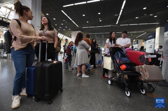 7月19日，受影響航班的旅客在巴西首都巴西利亞機(jī)場(chǎng)等待。新華社發(fā)（盧西奧·塔沃拉 攝）