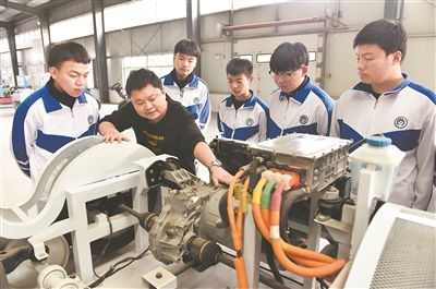 河北省威縣職業(yè)技術教育中心老師正在為學生講解電動汽車數字技術。新華社記者 朱旭東攝