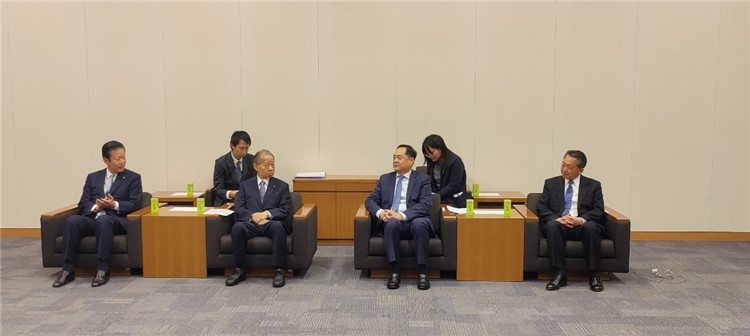 4月11日，楊萬明會長在東京會見日中友好議員聯(lián)盟會長二階俊博（左二）。中國人民對外友好協(xié)會供圖