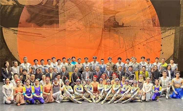 4月12日，中國人民對外友好協(xié)會會長楊萬明、駐日大使吳江浩及來自36國70位駐日使節(jié)代表等現(xiàn)場觀看中國雜技團東京公演。中國人民對外友好協(xié)會供圖