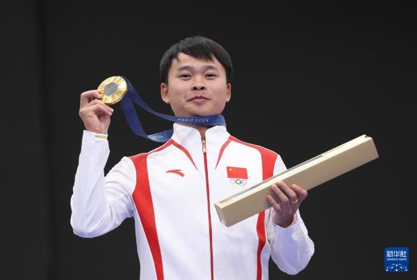 北京時間7月28日，在法國沙托魯舉行的巴黎奧運(yùn)會射擊男子10米氣手槍決賽中，中國選手謝瑜奪冠。圖為謝瑜在頒獎儀式上。新華社記者 趙丁喆 攝