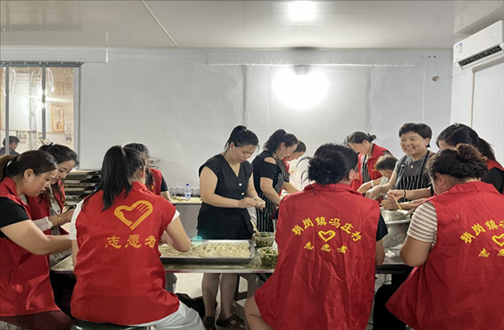 志愿者在以孝治家大食堂工作。（受訪者供圖）