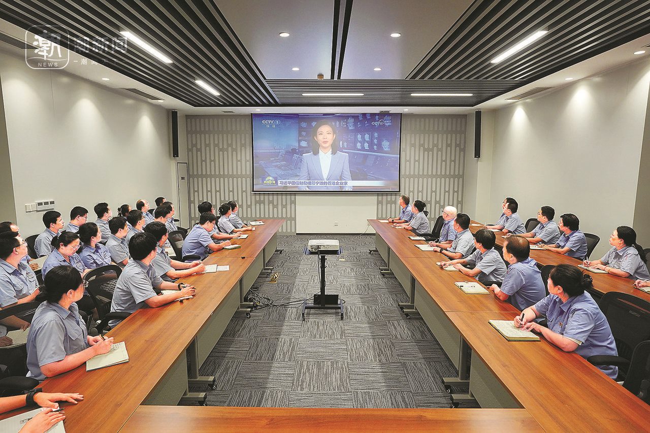 2024年8月1日晚，寧波永新光學股份有限公司員工集體觀看央視《新聞聯(lián)播》關于國家主席習近平給包陪慶、曹其鏞等祖籍寧波的香港企業(yè)家回信的報道。潮新聞記者 賀元凱 彭鵬 周旭輝 攝