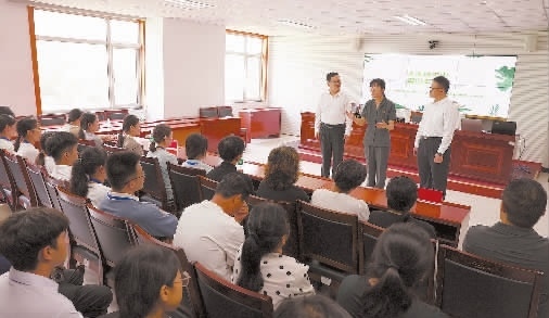 圖③：干警以表演節(jié)目的形式宣傳保護(hù)生態(tài)環(huán)境的法律法規(guī)。