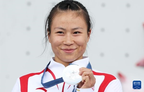 北京時(shí)間8月7日，在巴黎奧運(yùn)會(huì)攀巖女子速度賽比賽中，中國選手鄧麗娟獲得銀牌。圖為亞軍中國選手鄧麗娟在頒獎(jiǎng)儀式上。新華社記者 高靜 攝