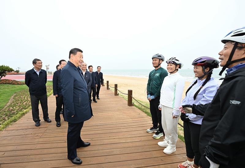 2024年5月22日，習近平總書記在山東日照市陽光海岸綠道同市民親切交流。