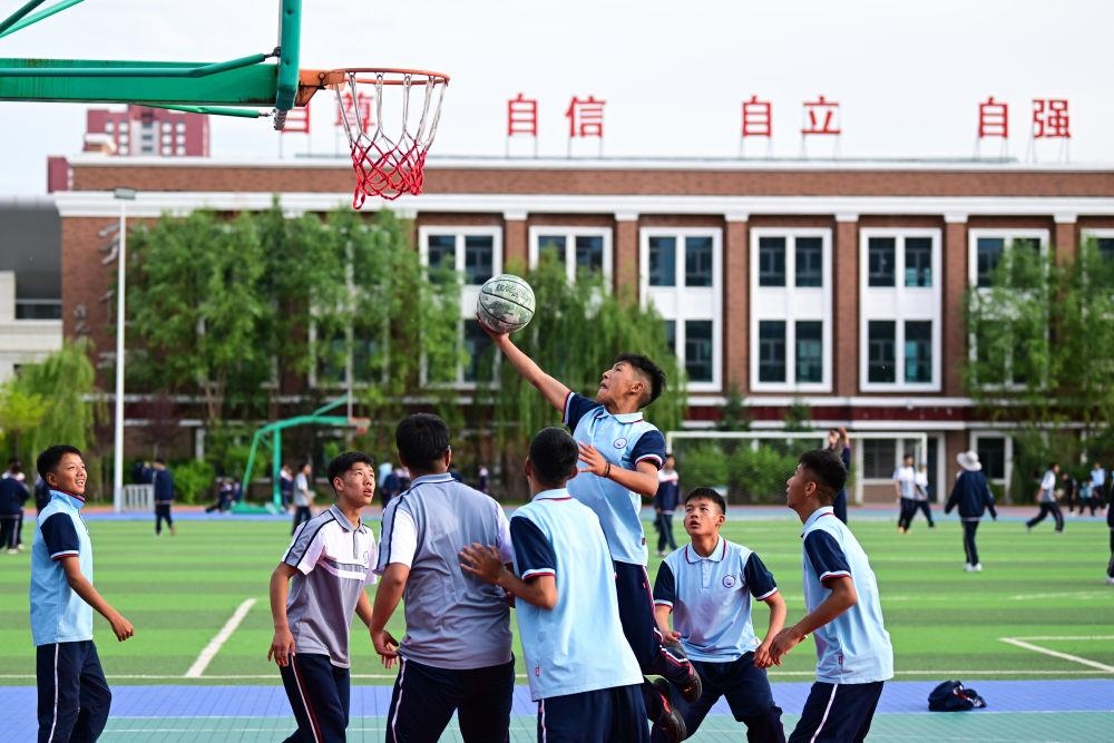 青海果洛西寧民族中學的學生在打籃球。