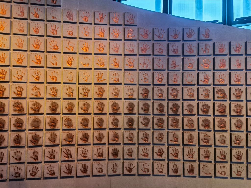 圖為侵華日軍南京大屠殺遇難同胞紀(jì)念館“三個(gè)必勝”展廳排列的648個(gè)鮮紅的手?。ň植浚?。新華社記者 邱冰清 攝
