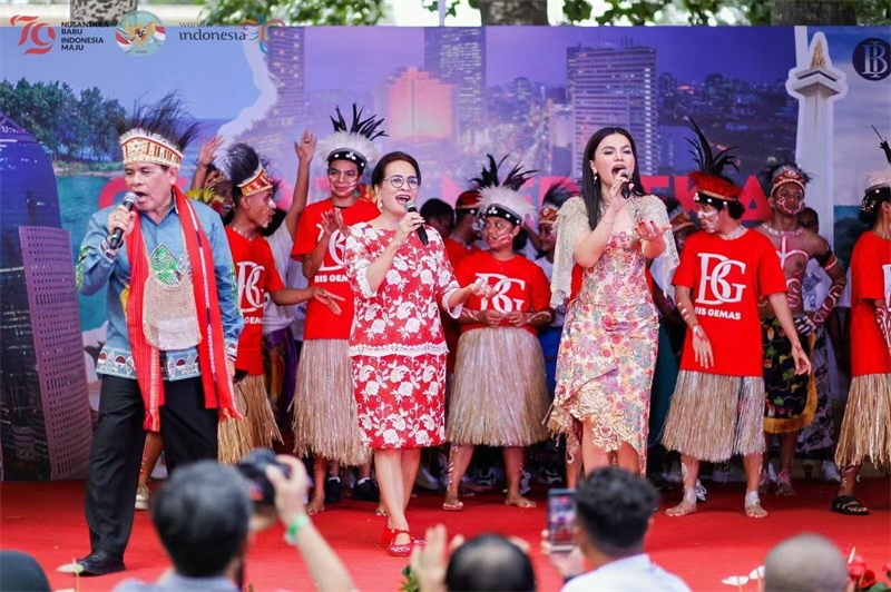 大使夫婦與演員一起共唱《明天會更好》。