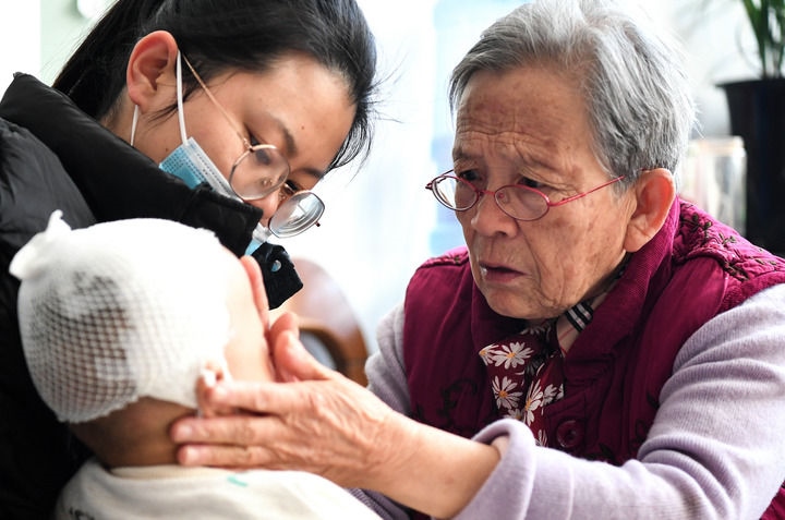 2022年11月16日，在陜西省榆林市佳縣，路生梅（右）在家中為患兒義診。 新華社發(fā)（鄒競(jìng)一 攝）