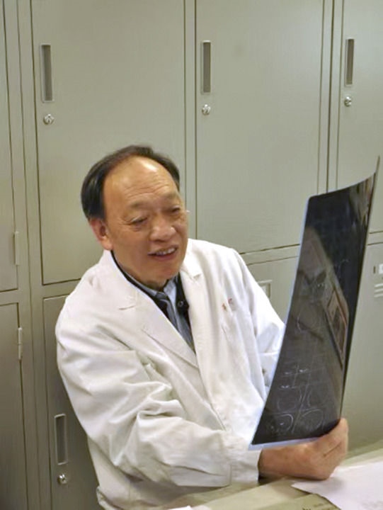 復(fù)旦大學(xué)附屬華山醫(yī)院感染科終身教授翁心華在工作（資料照片）。 新華社發(fā)