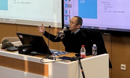 從去年秋天起，還在治療中的朱銳就堅持給本科生開課。（受訪者供圖）